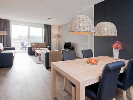 Woonkamer met eethoek in een appartement op Landal West-Terschelling