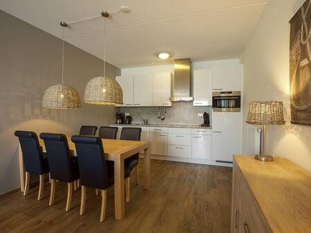 Keuken en eethoek van een appartement op Landal West-Terschelling