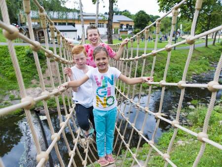 Kinderen klimmen op het Low rope parcours op vakantiepark Landal Wirfttal