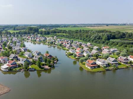 Luchtfoto van het waterrijke vakantiepark Landal Zuytland Buiten
