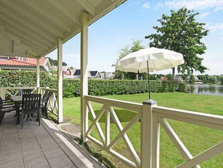 Vakantiehuis aan het water met veranda op vakantiepark Landal Zuytland Buiten