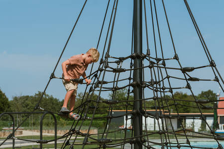 Jongetje aan het spelen in de speeltuin van MarinaPark Residentie Bloemendaal