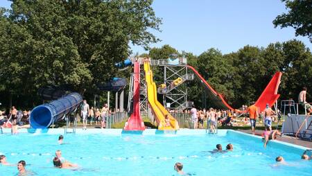 Diverse grote glijbanen in het buitenbad van vakantiepark Molecaten Bosbad Hoeven