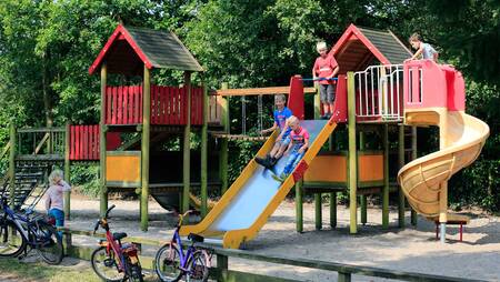 Kinderen aan het spelen in een speeltuin op vakantiepark Molecaten het Landschap