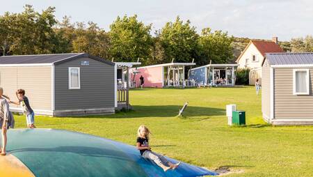 Chalets van het type "Zomerzon" voor 6 personen op een veldje op vakantiepark Molecaten Hoogduin