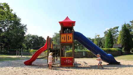 Kinderen aan het spelen in een speeltuin op vakantiepark Molecaten Park De Koerberg