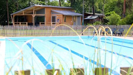 Het buitenbad van vakantiepark Molecaten Park De Koerberg