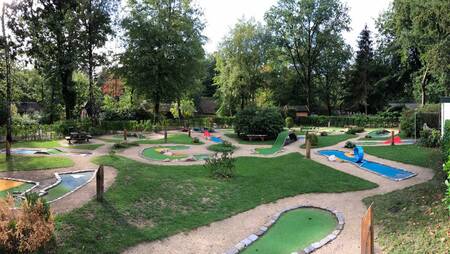 De minigolfbaan van vakantiepark Molecaten Park De Leemkule