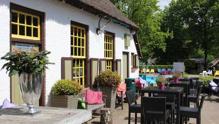 Restaurant De Keuken van Caatje met bar, terras aan het buitenzwembad op Molecaten Park De Leemkule