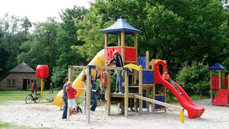 Kinderen spelen in een speeltuin op vakantiepark Molecaten Park De Leemkule