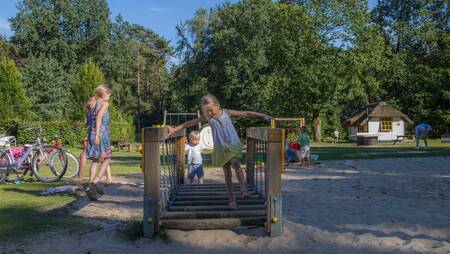Kinderen spelen in de speeltuin van vakantiepark Molecaten Park De Leemkule