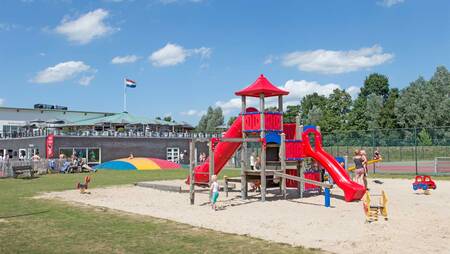 Grote speeltuin met airtrampoline op vakantiepark Molecaten Park Flevostrand