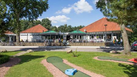 De midgetgolfbaan van vakantiepark Molecaten Park Kuierpad