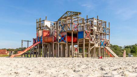 Kinderen aan het spelen in een grote speeltuin op vakantiepark Molecaten Park Kuierpad