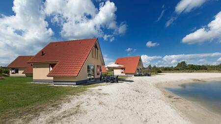 Vakantiehuizen aan het strand van het recreatiemeer op vakantiepark Molecaten Park Kuierpad