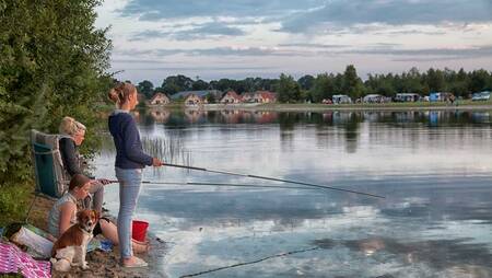 Kinderen aan het vissen in het meer op vakantiepark Molecaten Park Kuierpad