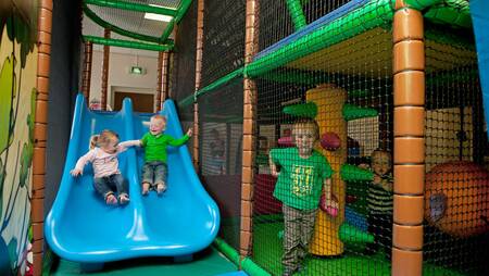 Kinderen spelen in binnenspeeltuin "Rinkel de Ginkel" op Molecaten Park Landgoed Ginkelduin