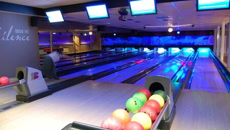 Mensen aan het bowlen op de bowlingbaan van vakantiepark Molecaten Park Landgoed Ginkelduin