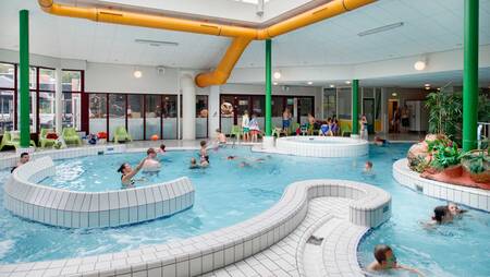 Zwembad met kinderbad, whirlpool en stoombad op vakantiepark Molecaten Park Landgoed Ginkelduin