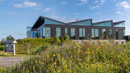 Het hoofdgebouw van Molecaten Park Waterdunen met o.a. receptie, restaurant en snackbar