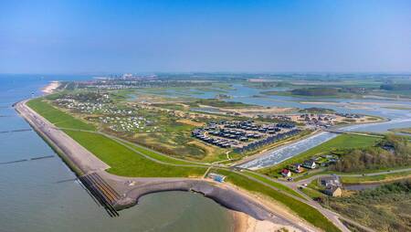 Luchtfoto van vakantiepark Molecaten Park Waterdunen