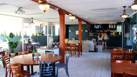 Mensen in de snackbar van vakantiepark Molecaten Park Wijde Blick