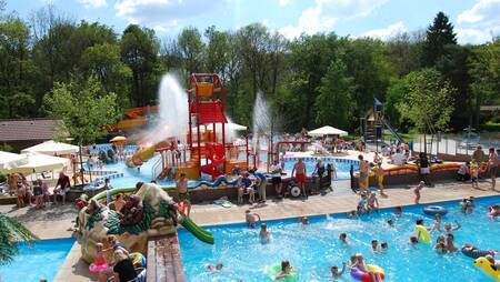 Mensen zwemmen in het zwemparadijs buiten op vakantiepark Molecaten Park ’t Hout