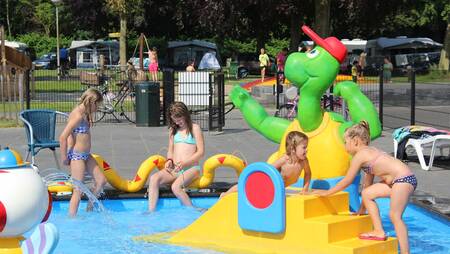 Kinderen spelen in het peuterbad buiten op vakantiepark Molecaten Waterbos