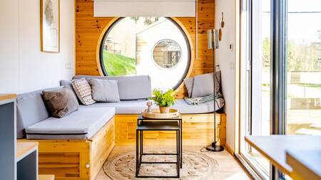 Woonkamer van een tiny house op vakantiepark Nature Parc Saint Hubert