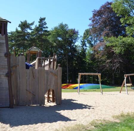 Speeltuin op vakantiepark Ommerland met airtrampoline, schommels en klimtoestellen