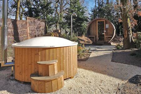 Een hottub en sauna op vakantiepark Park Berkenrhode