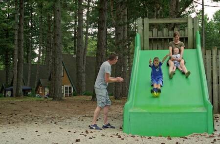 Kinderen aan het spelen in een speeltuin op vakantiepark Park Molenheide