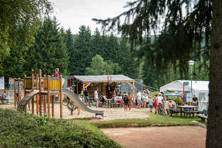 Kinderen aan het spelen in een speeltuin op vakantiepark Petite Suisse