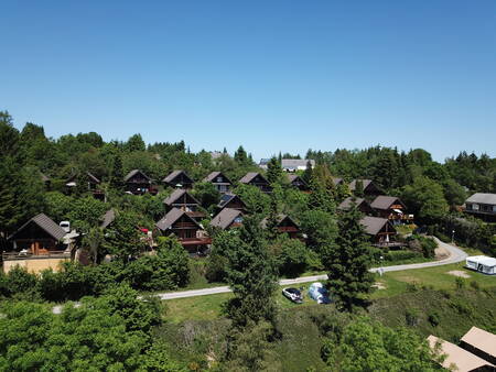 Vakantiehuizen tussen de bomen op vakantiepark Petite Suisse in de Belgische Ardennen