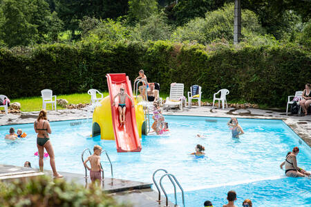 Mensen aan het zwemmen in het buitenbad van vakantiepark Petite Suisse