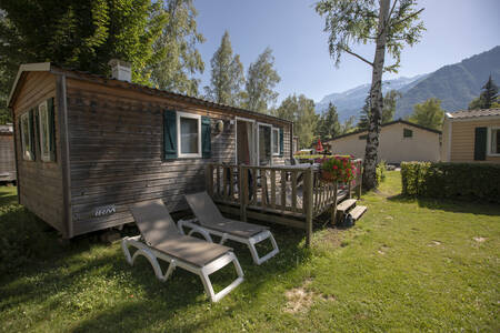 Ligstoelen in de tuin van een mobil home op vakantiepark RCN Belledonne