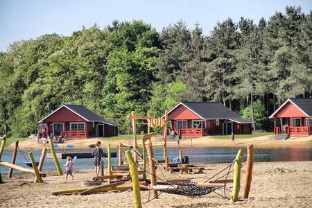 Speeltuin en vakantiehuizen aan 't Smokkelstrand op vakantiepark RCN de Flaasbloem