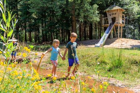 Kinderen in een speeltuin op vakantiepark RCN de Flaasbloem