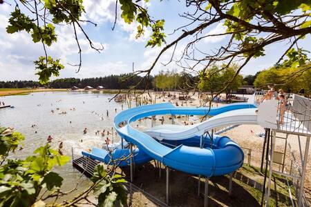 Grote waterglijbanen aan het recreatiemeer op vakantiepark RCN de Flaasbloem