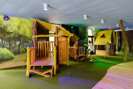 Kinderen spelen in de indoor speeltuin van vakantiepark RCN de Jagerstee