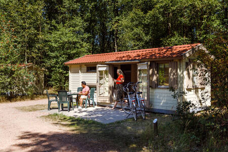 Gezin ontspant in de tuin van een chalet op vakantiepark RCN De Noordster