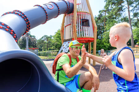 Kindje in de speeltuin op vakantiepark RCN De Noordster