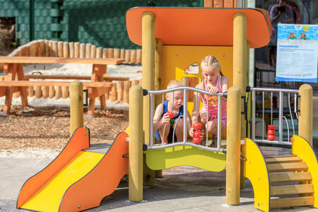Kinderen op een speeltoestel in een speeltuin op vakantiepark RCN De Noordster