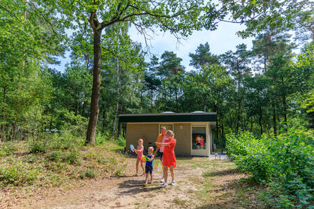 Gezin bij een vakantiehuis op vakantiepark RCN De Noordster