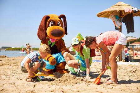 Kinderen spelen op het strand van het Veerse Meer bij vakantiepark RCN de Schotsman