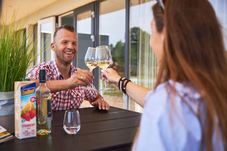 Stel aan tafel in de tuin van een vakantiehuis op vakantiepark RCN de Schotsman