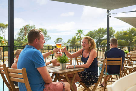 Gezin zit op het terras van het restaurant op vakantiepark RCN Domaine de la Noguière