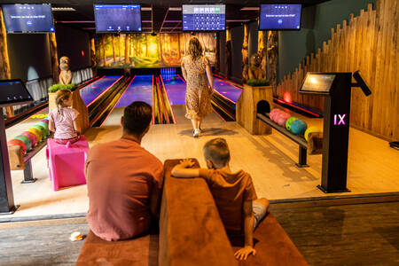 Gezin aan het bowlen in de bowlingbaan op vakantiepark RCN het Grote Bos