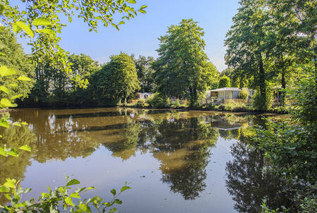 Chalets aan een meertje op vakantiepark RCN la Ferme du Latois