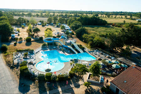 Luchtfoto van het buitenbad, kampeerveld en hoofdgebouw van vakantiepark RCN la Ferme du Latois